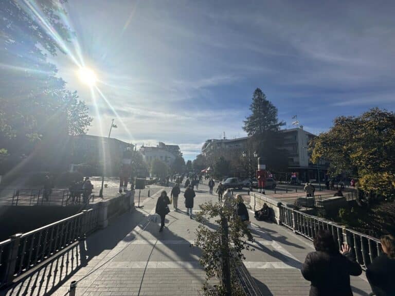 Ήλιος και κίνηση στο κέντρο των Τρικάλων σήμερα