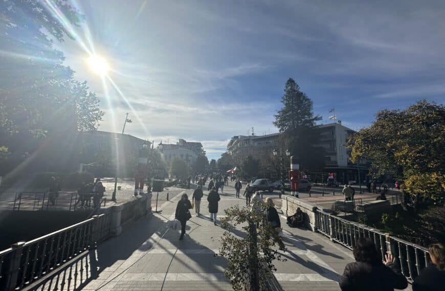 Ήλιος και κίνηση στο κέντρο των Τρικάλων σήμερα