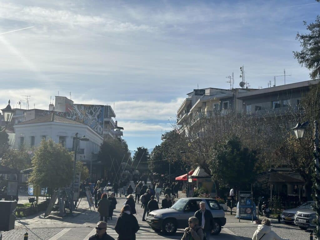 Ήλιος και κίνηση στο κέντρο των Τρικάλων σήμερα