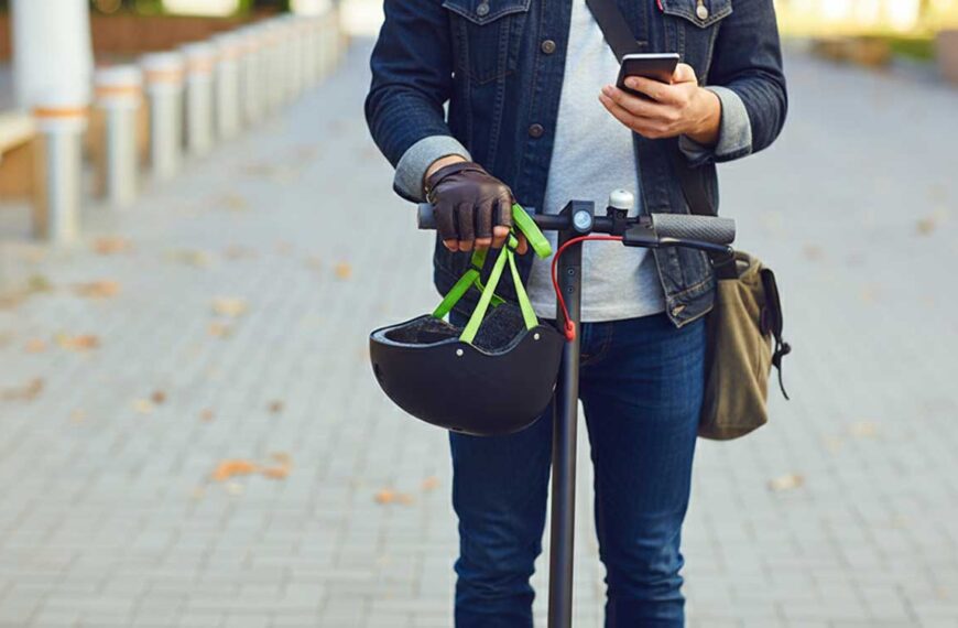 Ηλεκτρικό πατίνι και κράνος, στο πλαίσιο ελέγχων για τη χρήση προστατευτικού εξοπλισμού.