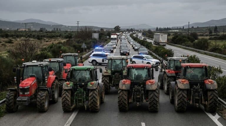 Αγρότες κλείνουν την Εθνική Οδό με τρακτέρ, παρουσία αστυνομίας