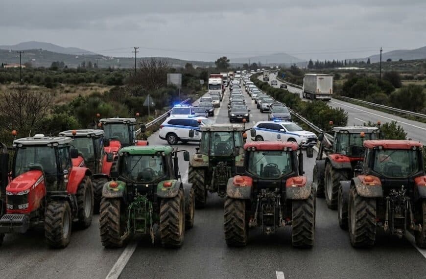 Αγρότες κλείνουν την Εθνική Οδό με τρακτέρ, παρουσία αστυνομίας