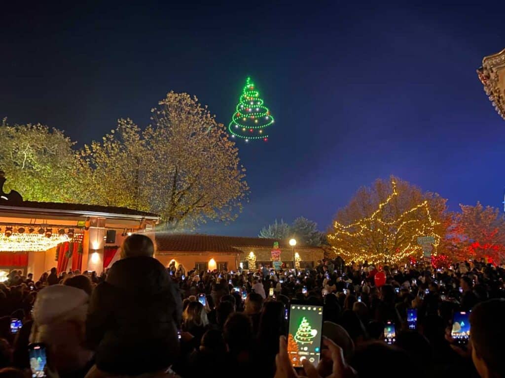 Μαγευτική έναρξη στον 14ο Μύλο των Ξωτικών με drones Πίτερ Παν και Αη Βασίλη