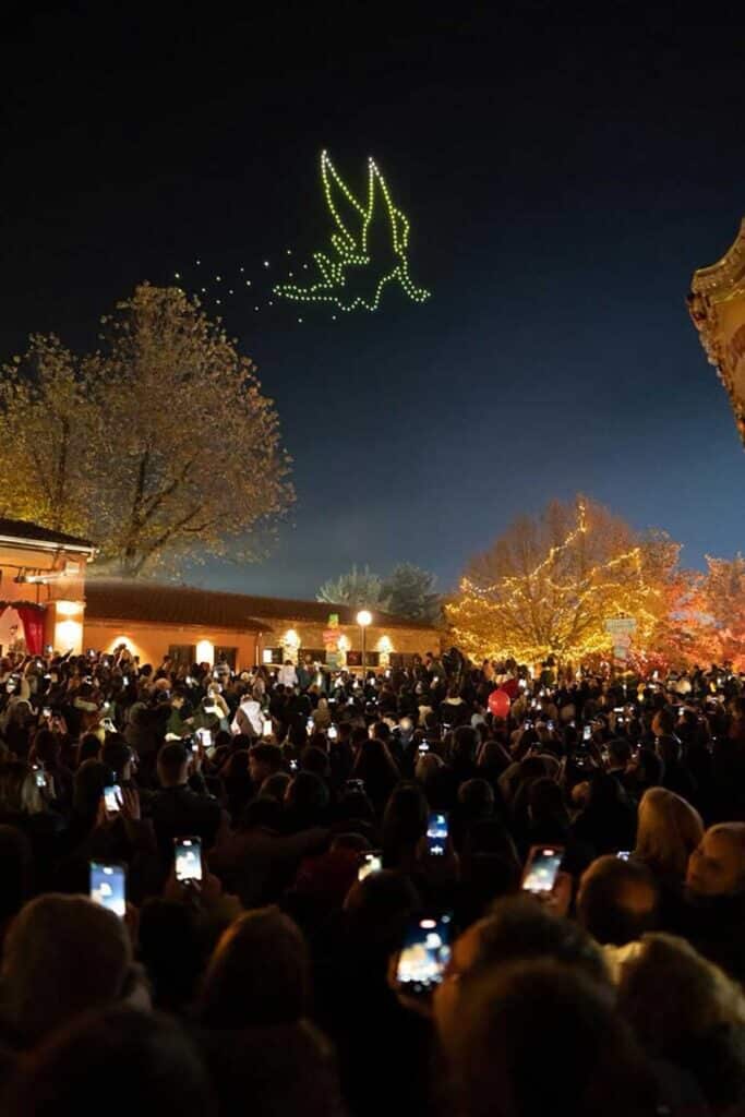 Μαγευτική έναρξη στον 14ο Μύλο των Ξωτικών με drones Πίτερ Παν και Αη Βασίλη