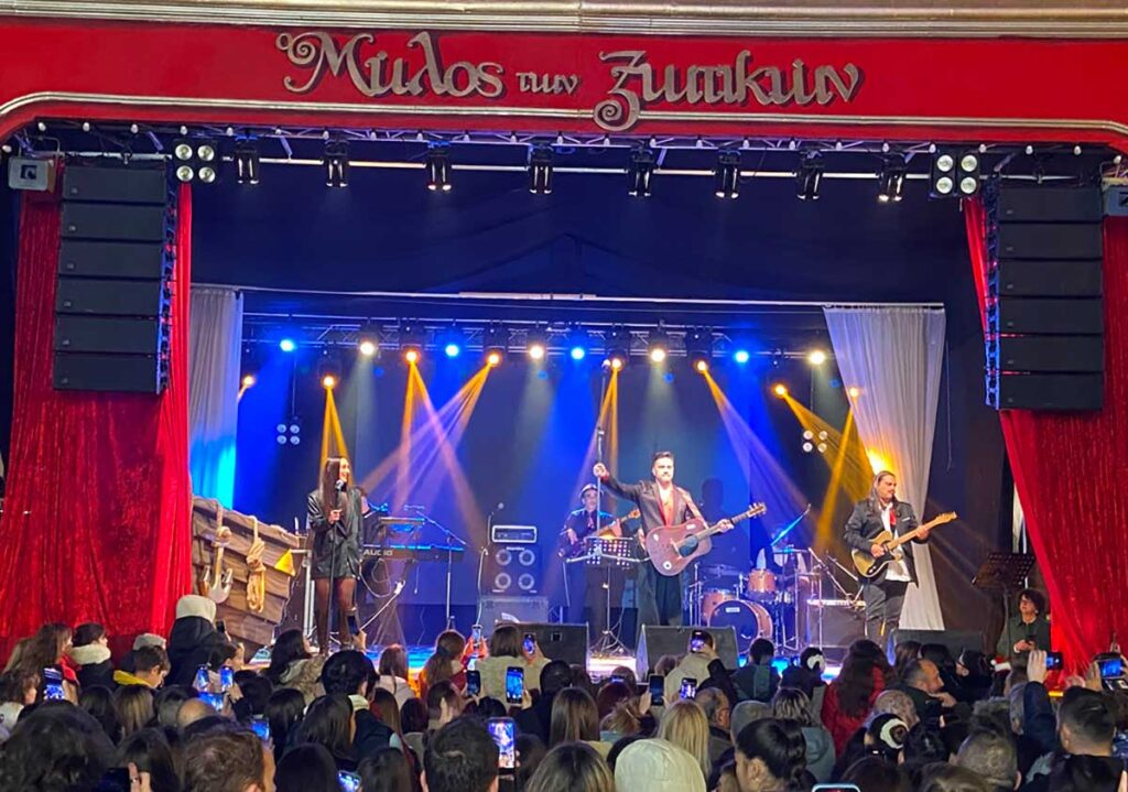 Μαγευτική έναρξη στον 14ο Μύλο των Ξωτικών με drones Πίτερ Παν και Αη Βασίλη