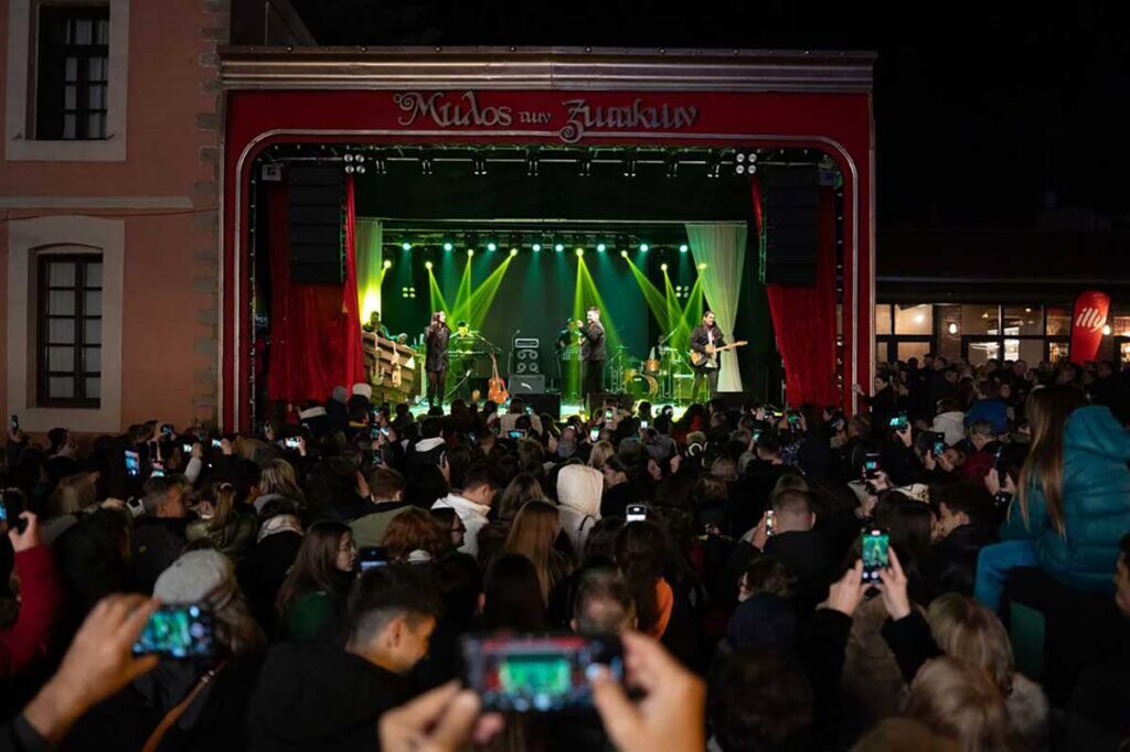 Μαγευτική έναρξη στον 14ο Μύλο των Ξωτικών με drones Πίτερ Παν και Αη Βασίλη