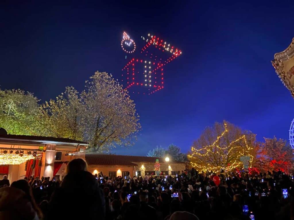 Μαγευτική έναρξη στον 14ο Μύλο των Ξωτικών με drones Πίτερ Παν και Αη Βασίλη