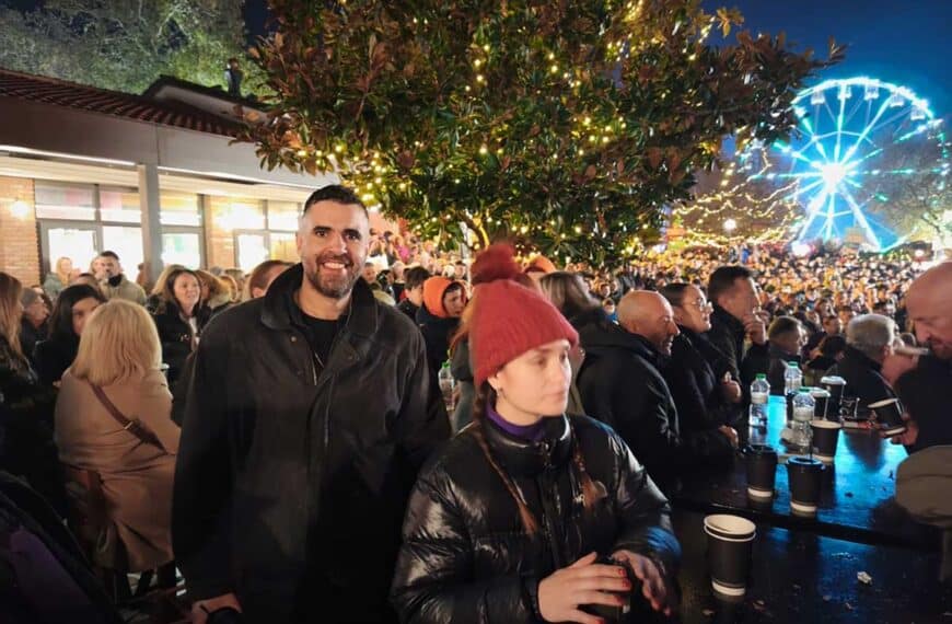 Ο Γιώργος Καταβούτας στον Μύλο των Ξωτικών στα Τρίκαλα κατά την έναρξη των Χριστουγέννων