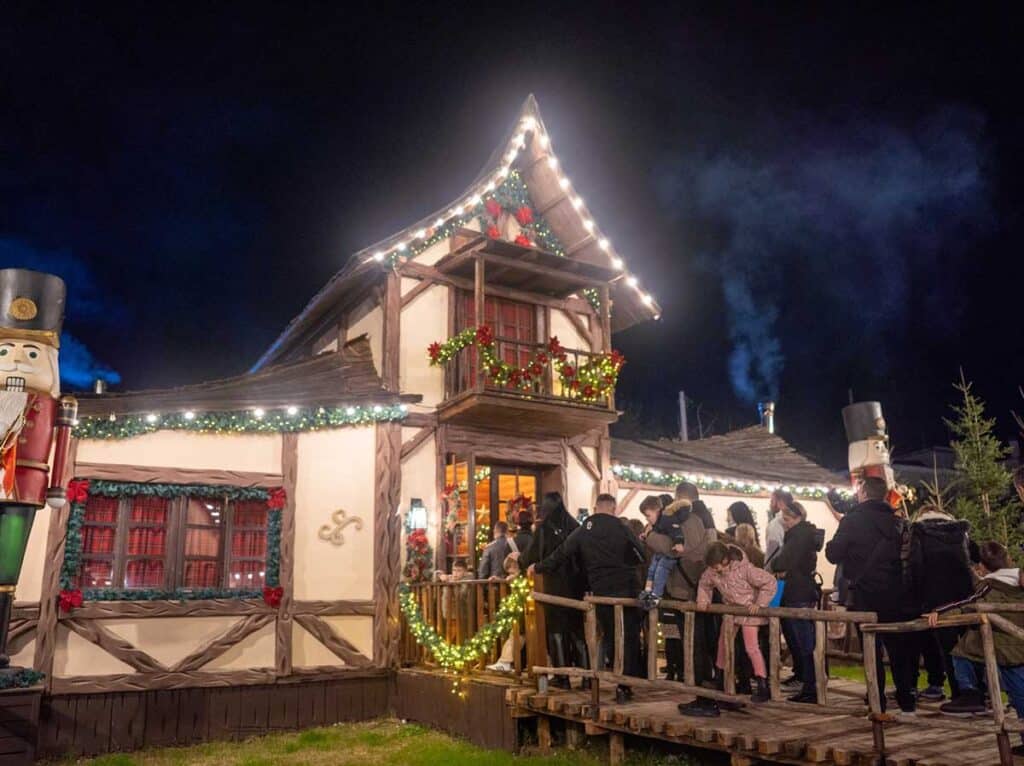 Επισκέπτες περνούν το γεφύρι μέσα στον Μύλο των Ξωτικών το βράδυ