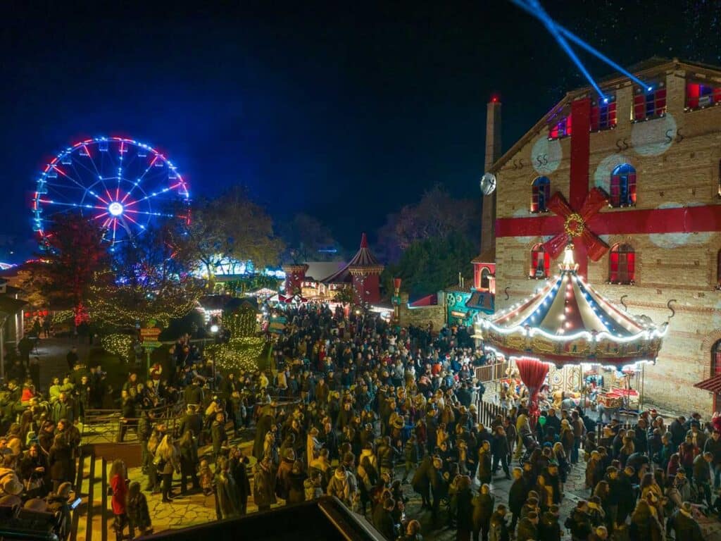 Ρόδα λούνα παρκ και πλήθος επισκεπτών στον Μύλο των Ξωτικών