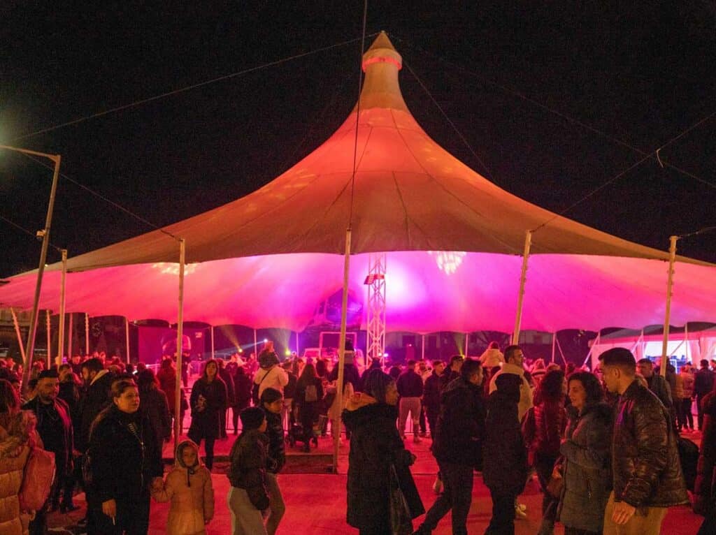 Το κεντρικό καρουζέλ μπροστά στο κτίριο-δώρο στον Μύλο των Ξωτικών