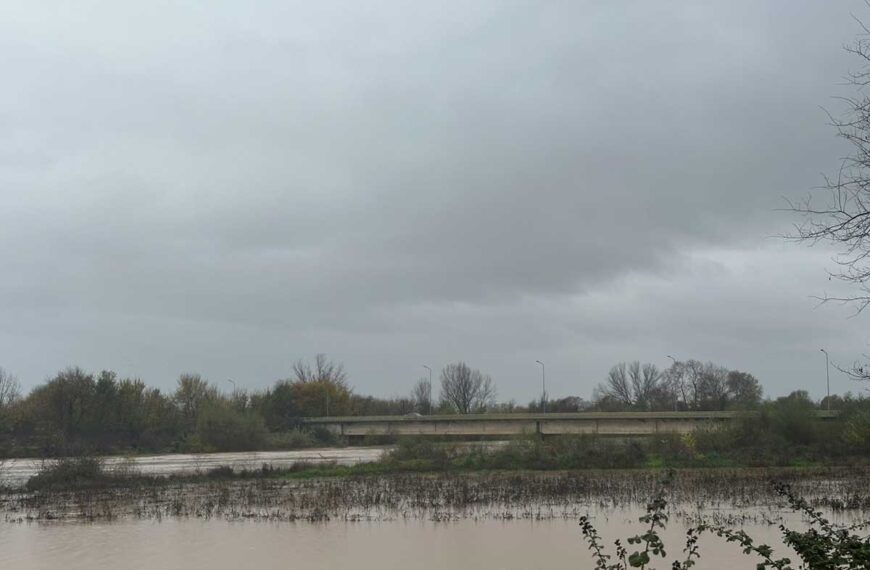 Ο Πηνειός ποταμός με υψηλή στάθμη νερού από Μεγάλα Καλύβια έως Γλίνος, με εκτεταμένη πλημμυρική εικόνα γύρω από τα αναχώματα και τη γέφυρα του Ε65.