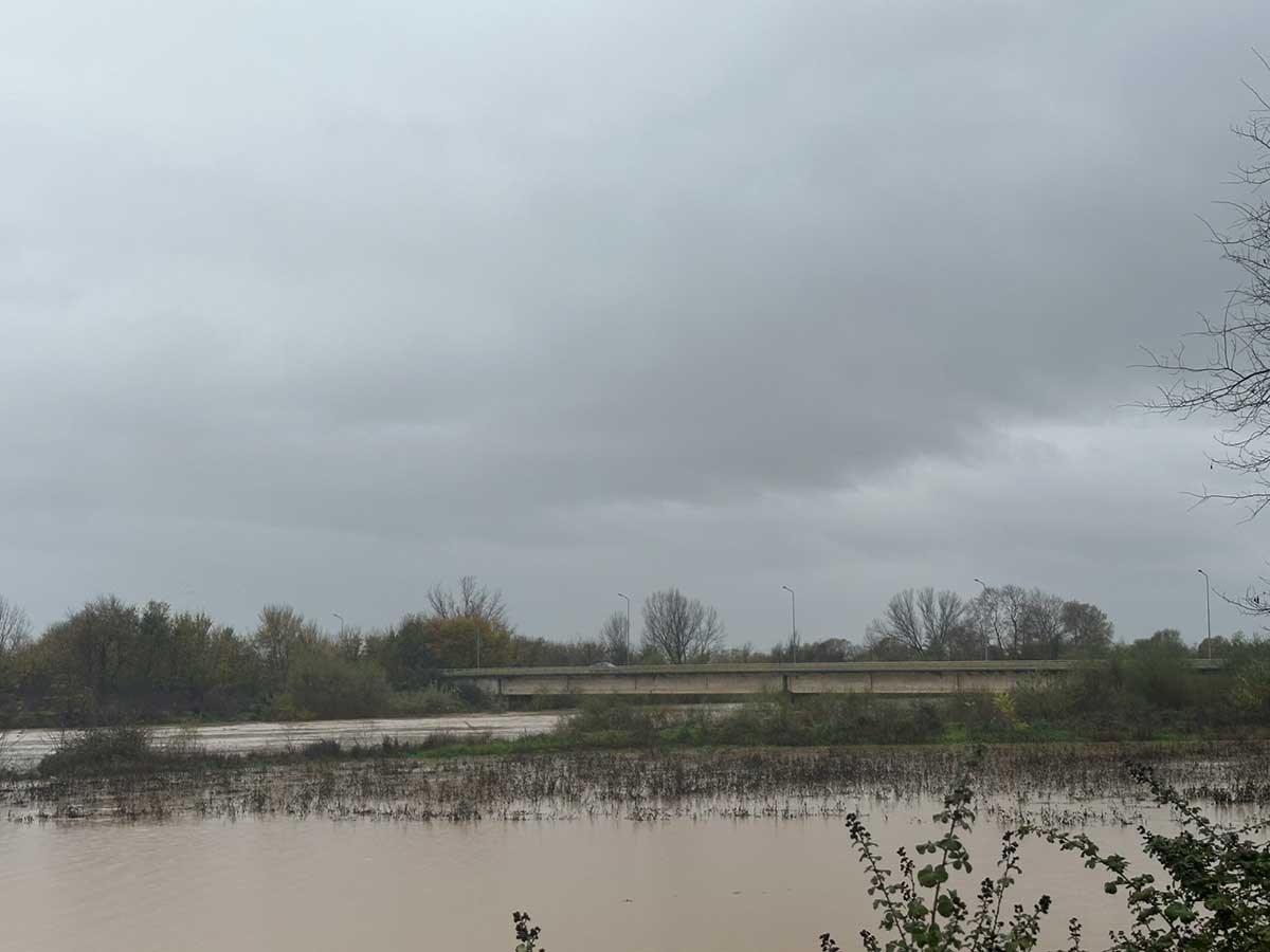 Πηνειός: Υπέρβαση κοίτης και πίεση στα αναχώματα – Επιφυλακή σε όλο τον νομό Τρικάλων