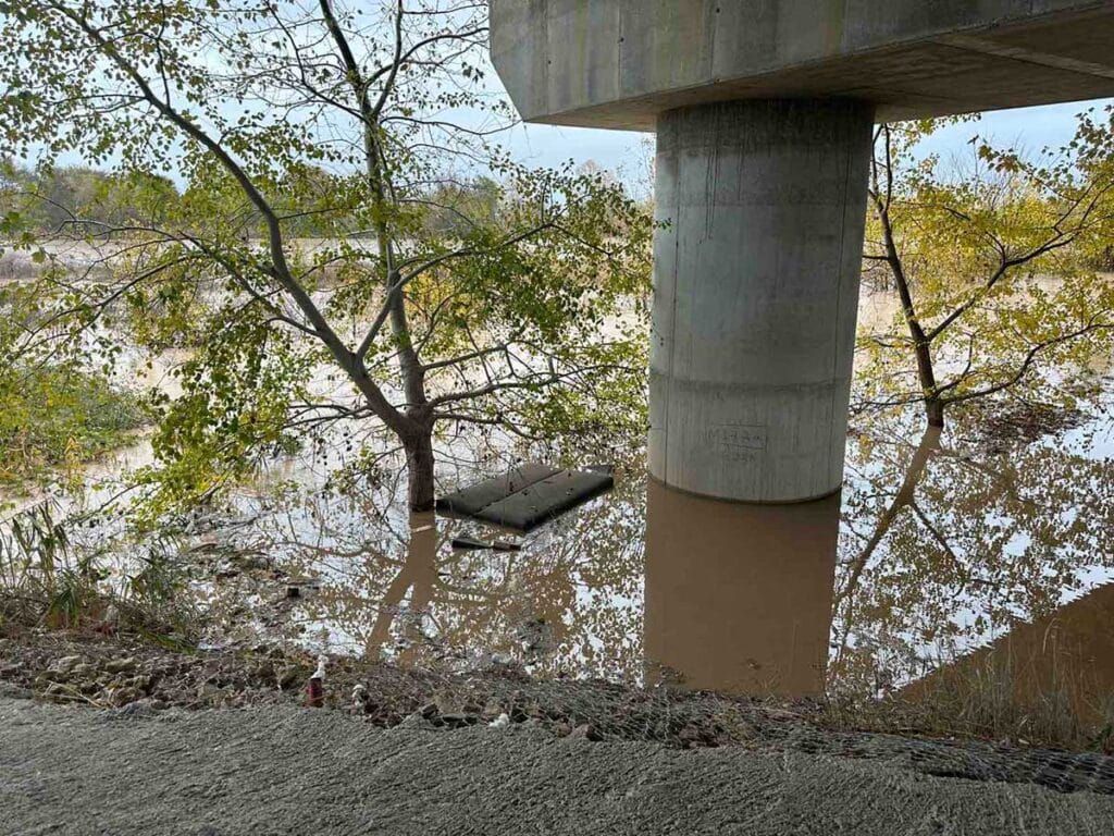 Ο Πηνειός ποταμός με υψηλή στάθμη νερού από Μεγάλα Καλύβια έως Γλίνος, με εκτεταμένη πλημμυρική εικόνα γύρω από τα αναχώματα και τη γέφυρα του Ε65.