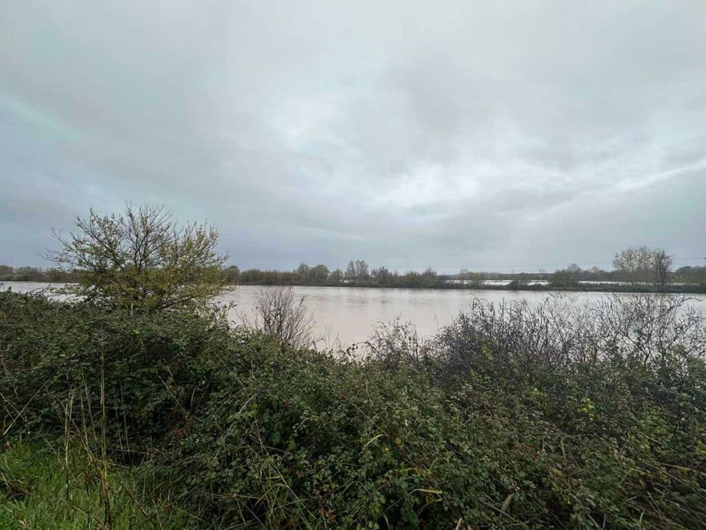 Ο Πηνειός ποταμός με υψηλή στάθμη νερού από Μεγάλα Καλύβια έως Γλίνος, με εκτεταμένη πλημμυρική εικόνα γύρω από τα αναχώματα και τη γέφυρα του Ε65.