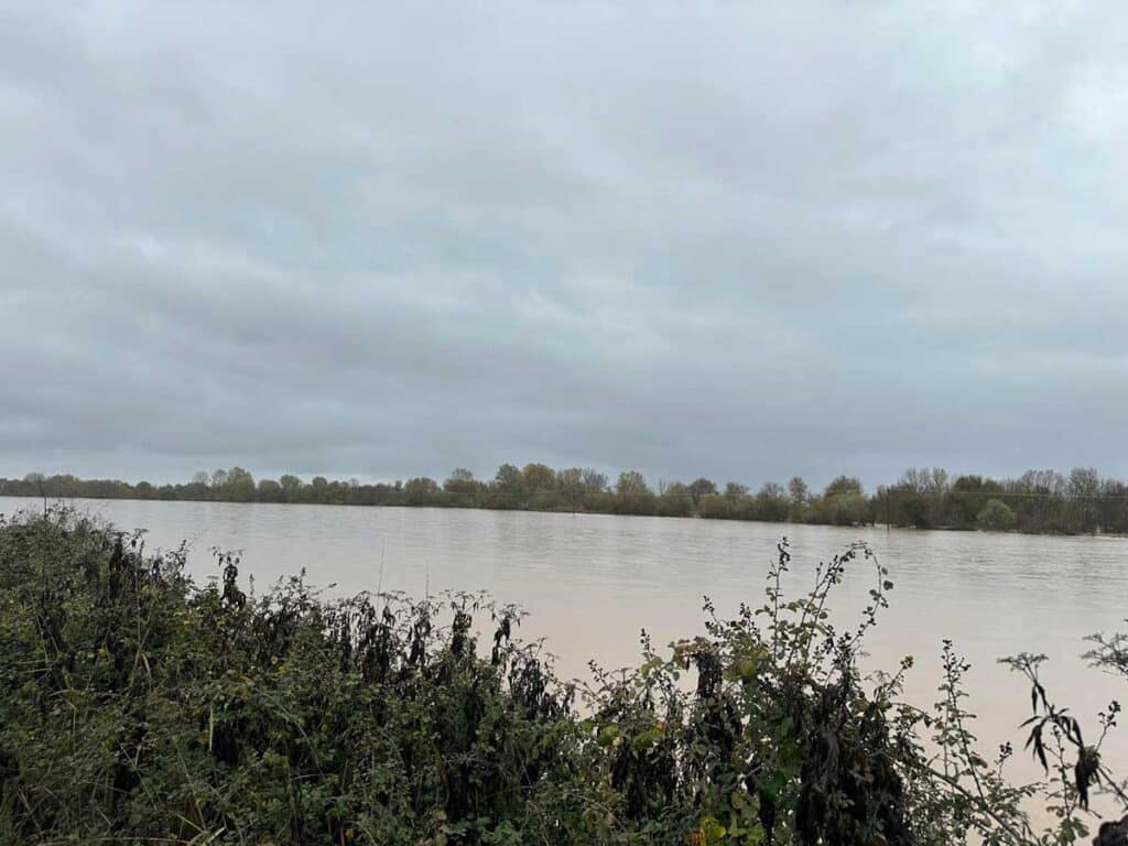 Πηνειός: Υπέρβαση κοίτης και πίεση στα αναχώματα – Επιφυλακή σε όλο τον νομό Τρικάλων