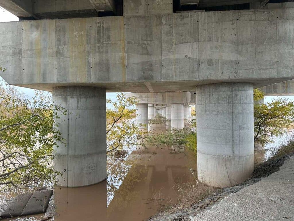 Ο Πηνειός ποταμός με υψηλή στάθμη νερού από Μεγάλα Καλύβια έως Γλίνος, με εκτεταμένη πλημμυρική εικόνα γύρω από τα αναχώματα και τη γέφυρα του Ε65.