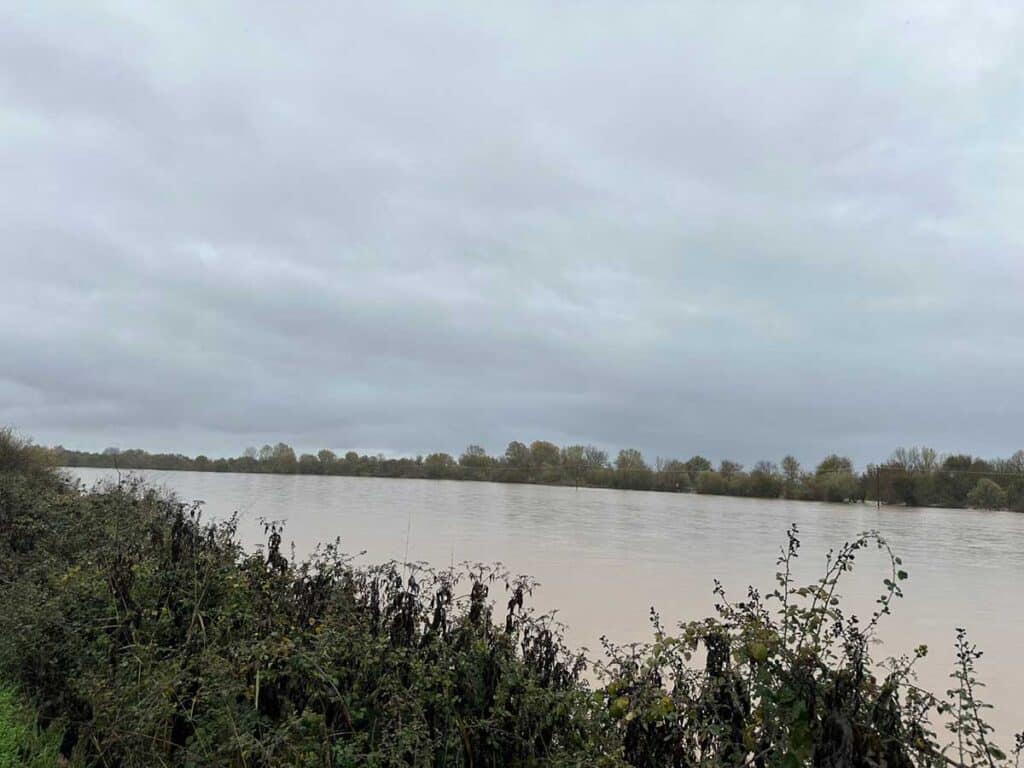 Πηνειός: Υπέρβαση κοίτης και πίεση στα αναχώματα – Επιφυλακή σε όλο τον νομό Τρικάλων