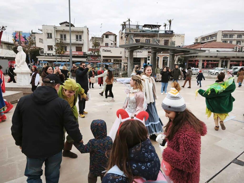 Με μουσική και Ξωτικά υποδέχονται την Πρωτοχρονιά στα Τρίκαλα