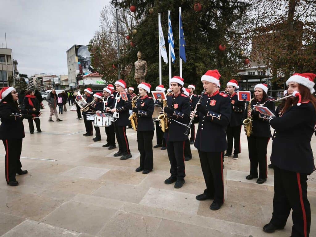 Με μουσική και Ξωτικά υποδέχονται την Πρωτοχρονιά στα Τρίκαλα