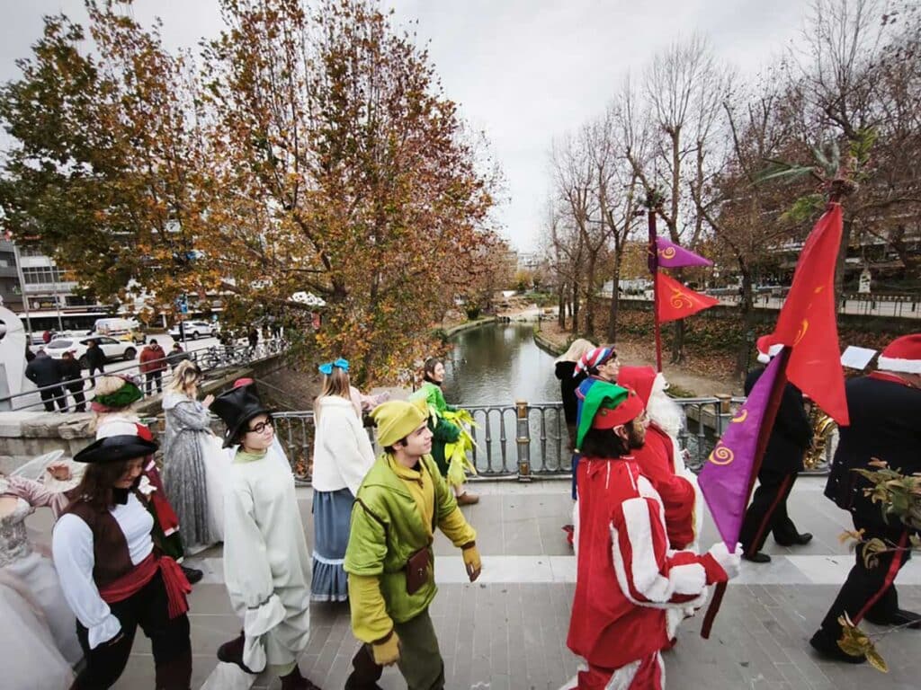 Με μουσική και Ξωτικά υποδέχονται την Πρωτοχρονιά στα Τρίκαλα