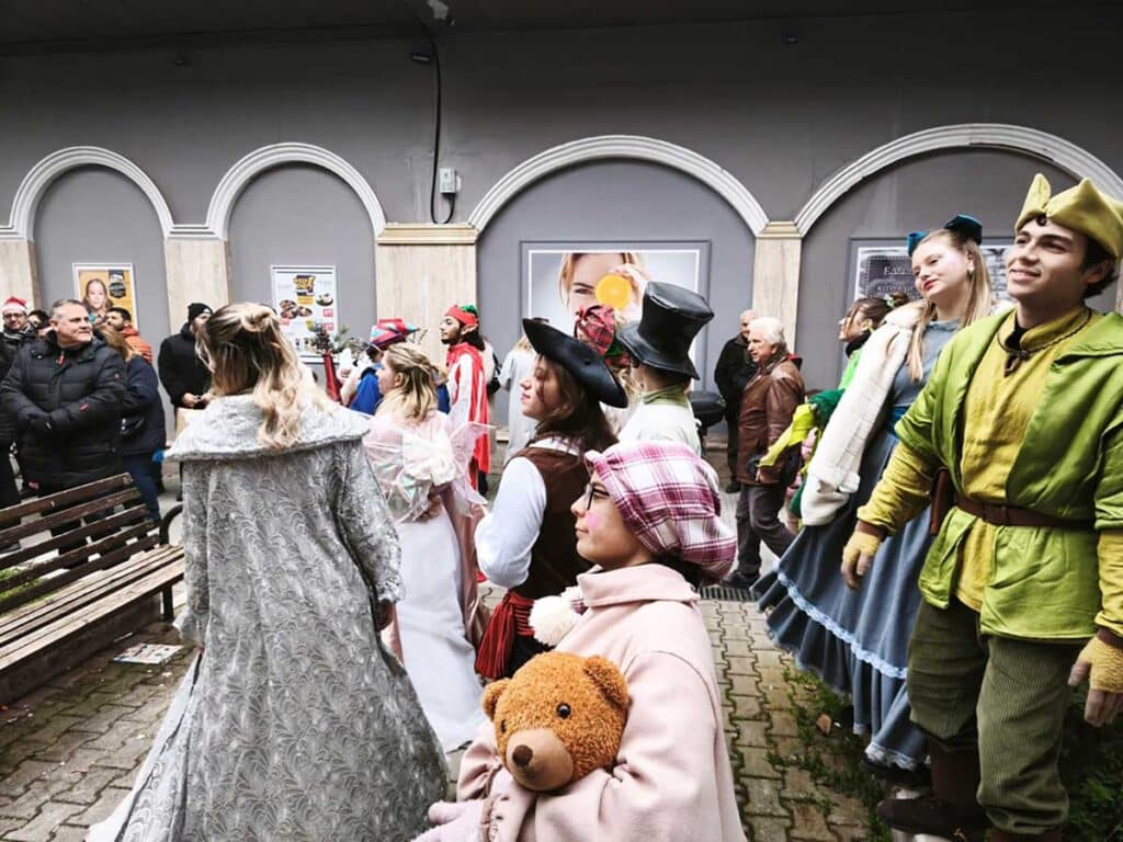 Με μουσική και Ξωτικά υποδέχονται την Πρωτοχρονιά στα Τρίκαλα