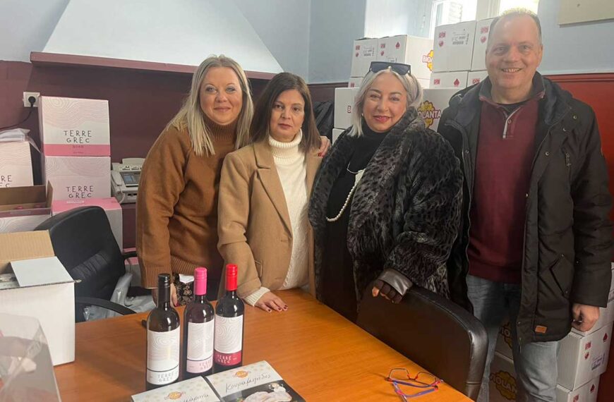 Μέλη του Συλλόγου Δημοτικών Υπαλλήλων Τρικάλων κατά την ανταλλαγή ευχών και δώρων για τα Χριστούγεννα»