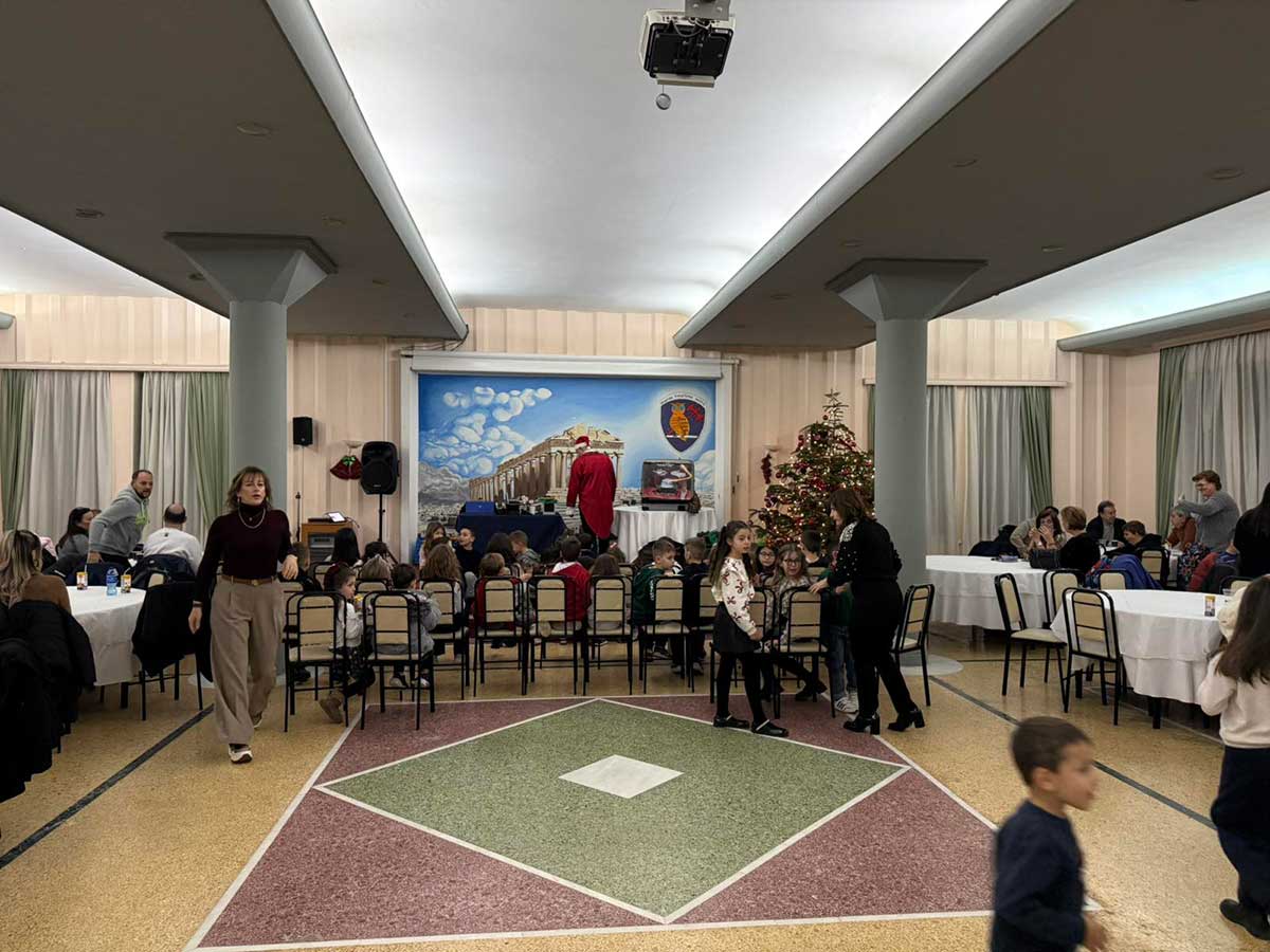 Δώρα στα παιδιά από τους συνταξιούχους αστυνομικούς Τρικάλων