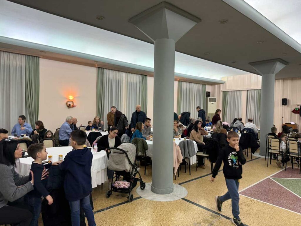 Παιδιά και οικογένειες στην εορταστική εκδήλωση συνταξιούχων αστυνομικών