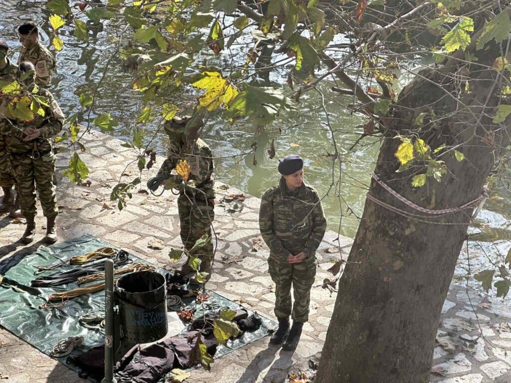 Τρίκαλα: Θεαματικές ασκήσεις της ΣΜΥ στον Ληθαίο