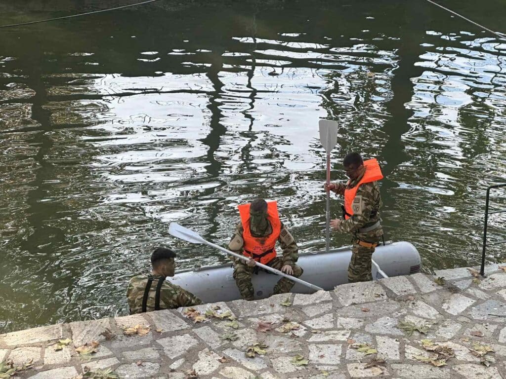 Τρίκαλα: Θεαματικές ασκήσεις της ΣΜΥ στον Ληθαίο