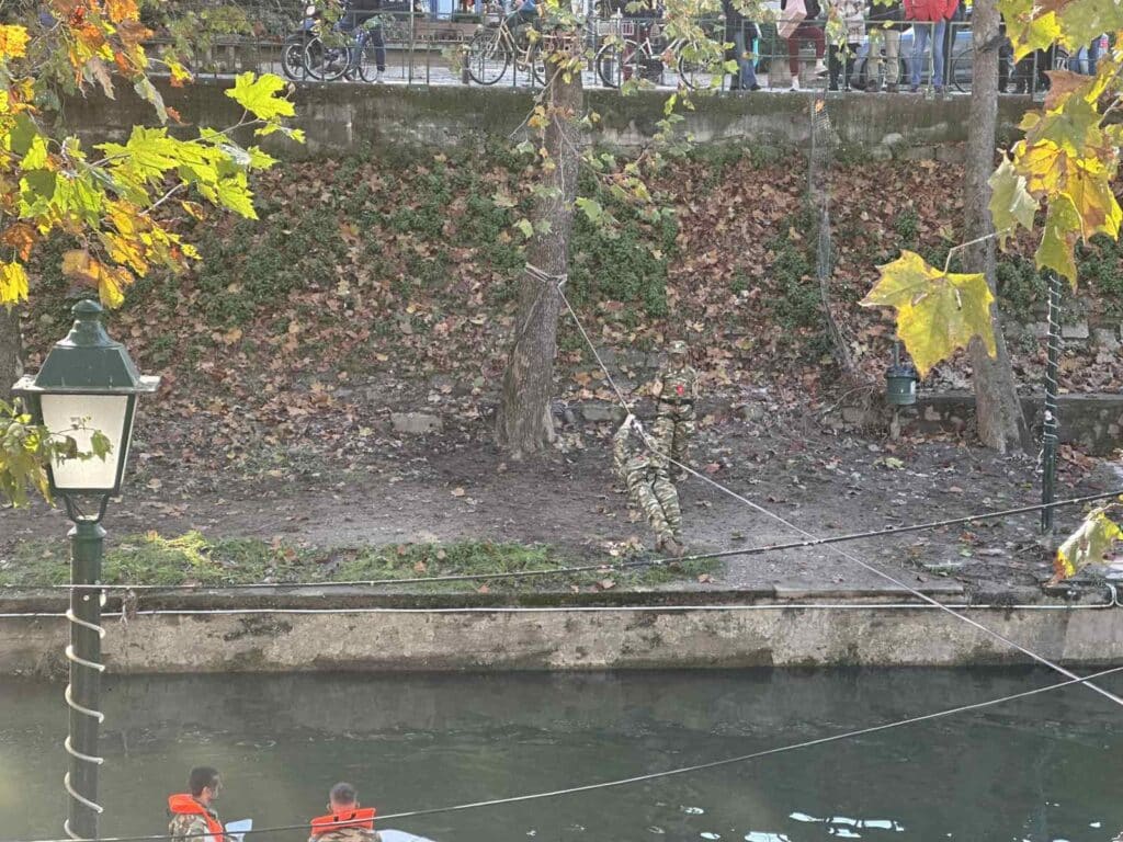 Τρίκαλα: Θεαματικές ασκήσεις της ΣΜΥ στον Ληθαίο