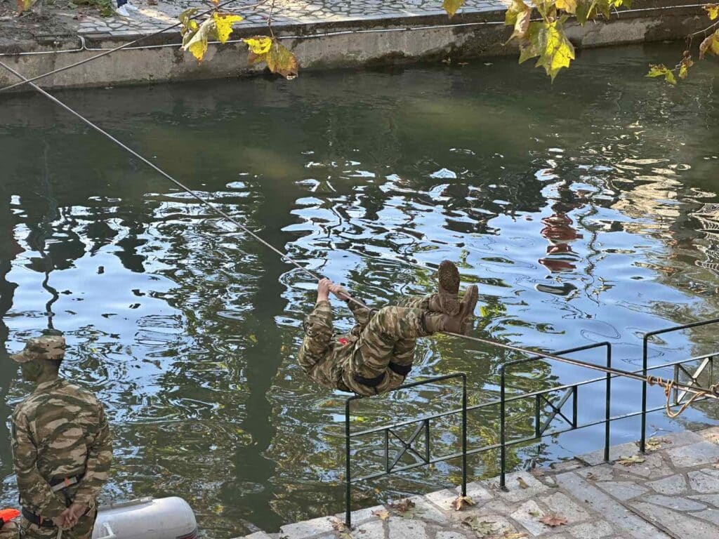 Τρίκαλα: Θεαματικές ασκήσεις της ΣΜΥ στον Ληθαίο