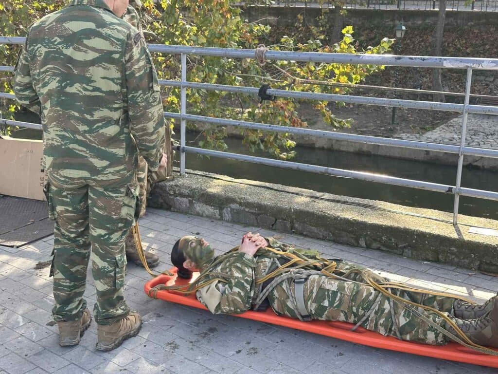 Τρίκαλα: Θεαματικές ασκήσεις της ΣΜΥ στον Ληθαίο