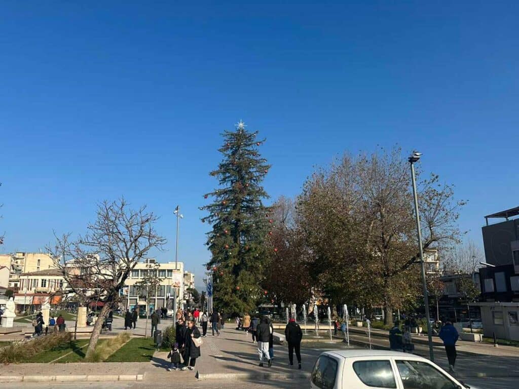 Ηλιόλουστα Χριστούγεννα στα Τρίκαλα: Ζωντανή η πόλη, υποτονική η αγορά