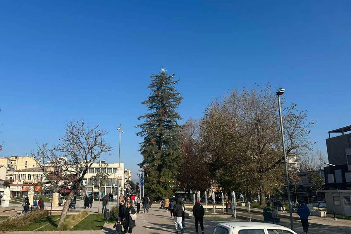 Ηλιόλουστα Χριστούγεννα στα Τρίκαλα: Ζωντανή η πόλη, υποτονική η αγορά