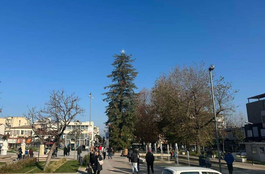 Ηλιόλουστα Χριστούγεννα στα Τρίκαλα: Ζωντανή η πόλη, υποτονική η αγορά