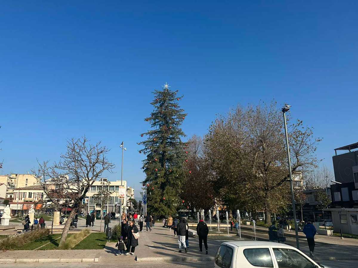 Ηλιόλουστα Χριστούγεννα στα Τρίκαλα: Ζωντανή η πόλη, υποτονική η αγορά
