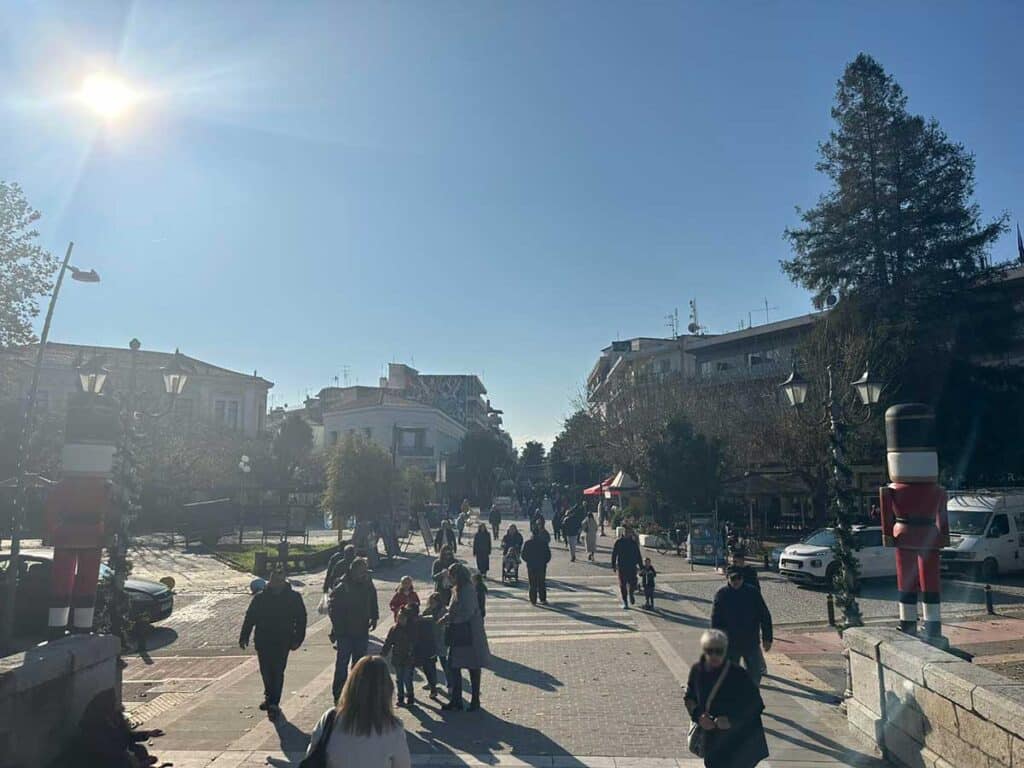 Ηλιόλουστα Χριστούγεννα στα Τρίκαλα: Ζωντανή η πόλη, υποτονική η αγορά