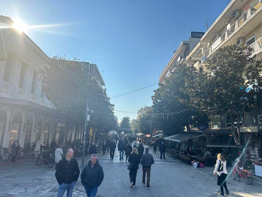 Ηλιόλουστα Χριστούγεννα στα Τρίκαλα: Ζωντανή η πόλη, υποτονική η αγορά