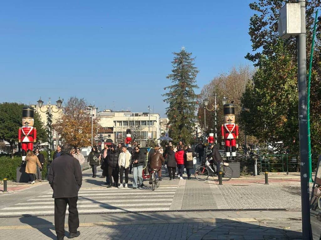 Ηλιόλουστα Χριστούγεννα στα Τρίκαλα: Ζωντανή η πόλη, υποτονική η αγορά