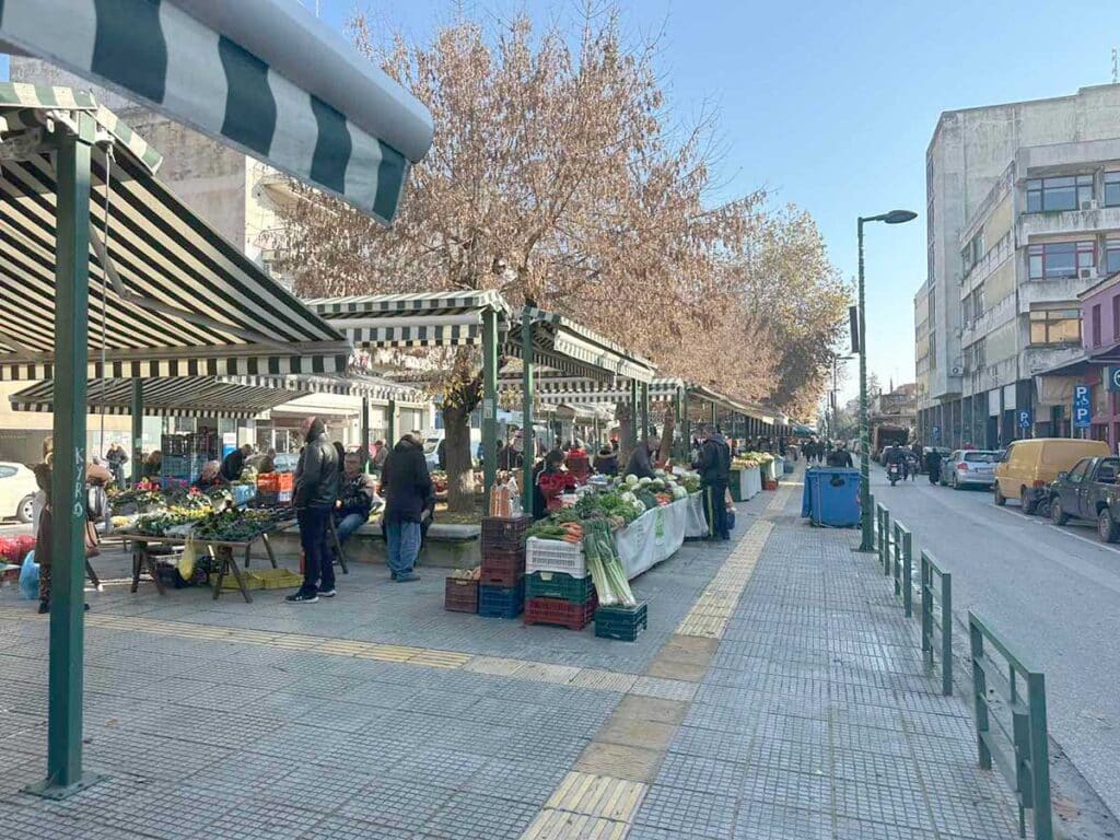 Ηλιόλουστα Χριστούγεννα στα Τρίκαλα: Ζωντανή η πόλη, υποτονική η αγορά