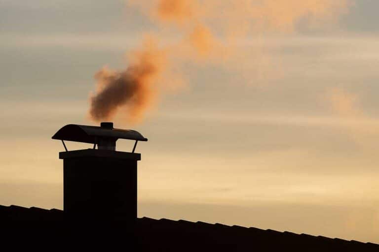 Καμινάδα με καπνό σε χειμερινό ουρανό, ένδειξη αυξημένης ατμοσφαιρικής ρύπανσης από καύση τζακιών στα Τρίκαλα
