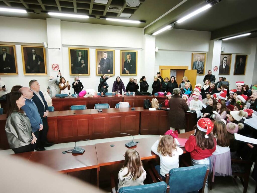 Κάλαντα στο Δημαρχείο Τρικάλων από την Παιδική Χορωδία του Δημοτικού Ωδείου