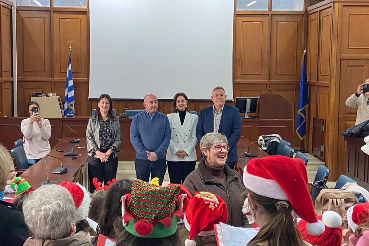 Κάλαντα στο Δημαρχείο Τρικάλων από την Παιδική Χορωδία του Δημοτικού Ωδείου