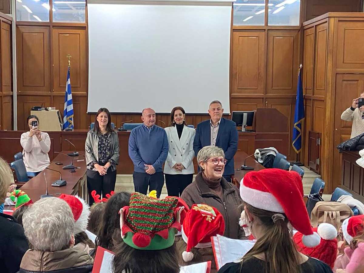 Κάλαντα στο Δημαρχείο Τρικάλων από την Παιδική Χορωδία του Δημοτικού Ωδείου