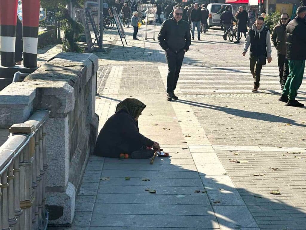 Χριστούγεννα στα Τρίκαλα: Βόλτα, φως και επαιτεία στο κέντρο