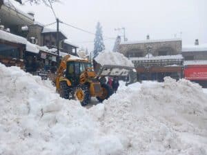 Μεταφορά μεγάλων όγκων χιονιού στο κέντρο της Ελάτης