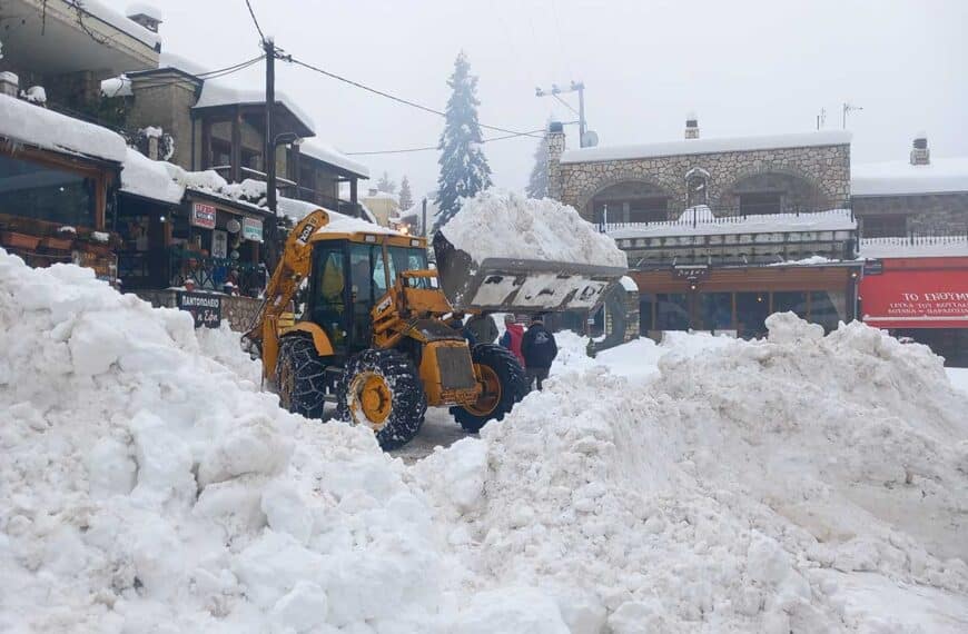Μεταφορά μεγάλων όγκων χιονιού στο κέντρο της Ελάτης