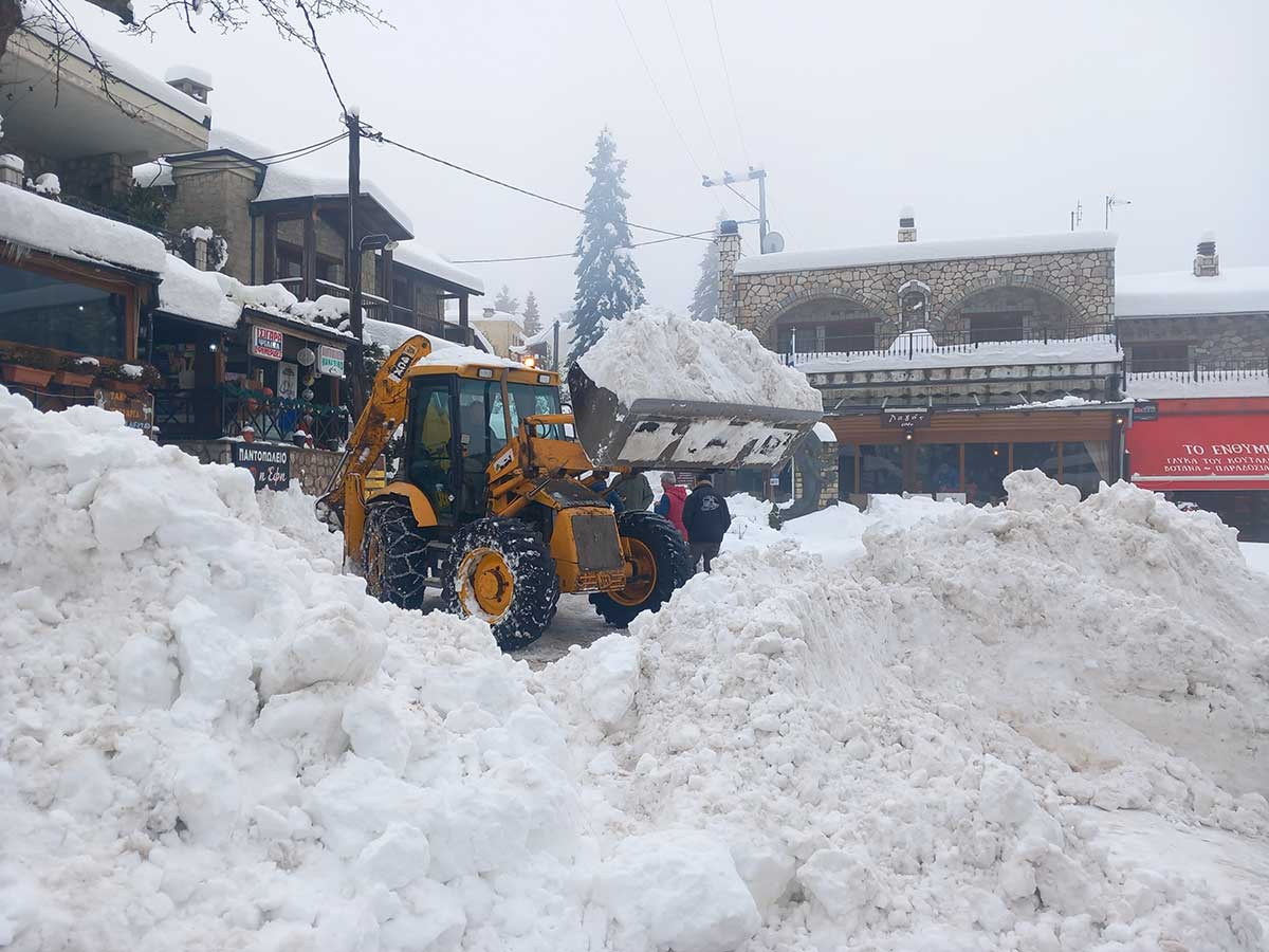 Ελάτη: Σε εξέλιξη εκτεταμένες εργασίες αποχιονισμού από τον Δήμο Πύλης